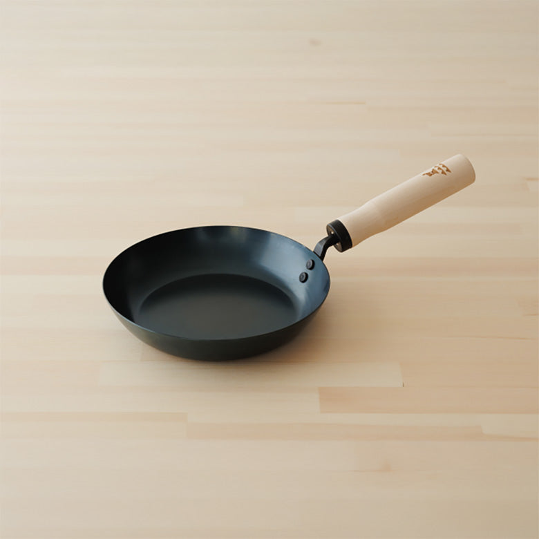 かもしか道具店 職人が丁寧に仕上げた 鉄のフライパン 26cm 20cm IH対応 油ならし不要 錆びにくい