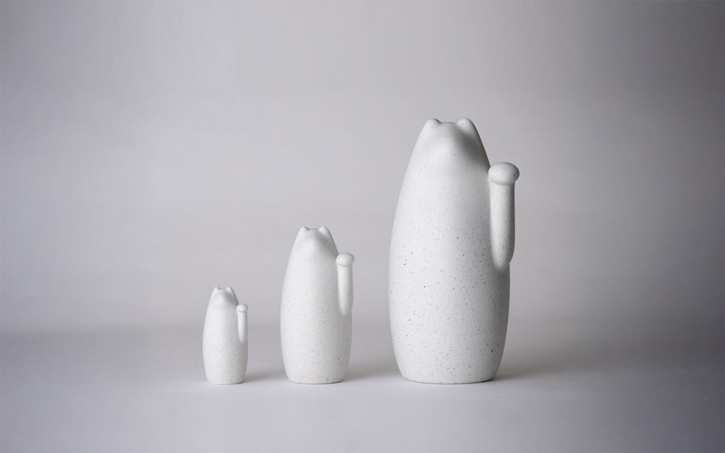 廃棄された陶磁器をリサイクルして生まれた おしゃれな招き猫 SETOMANEKI earth