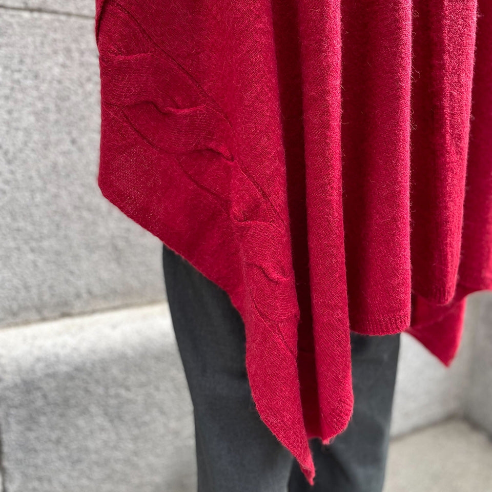 五泉ニット tate 羽織るポンチョ なめらかアルパカ 大きなケーブル柄 サイフク